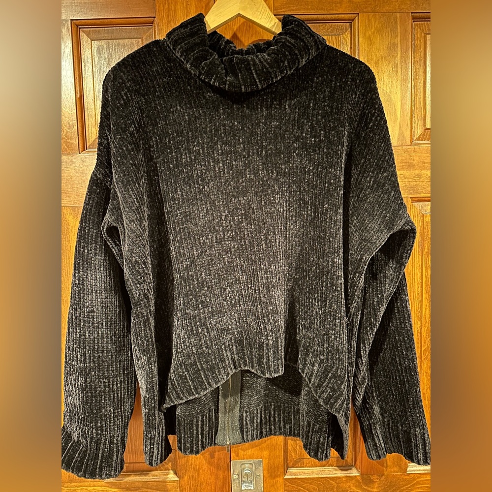Women’s XL Black Chenille Rear Zip Sweater